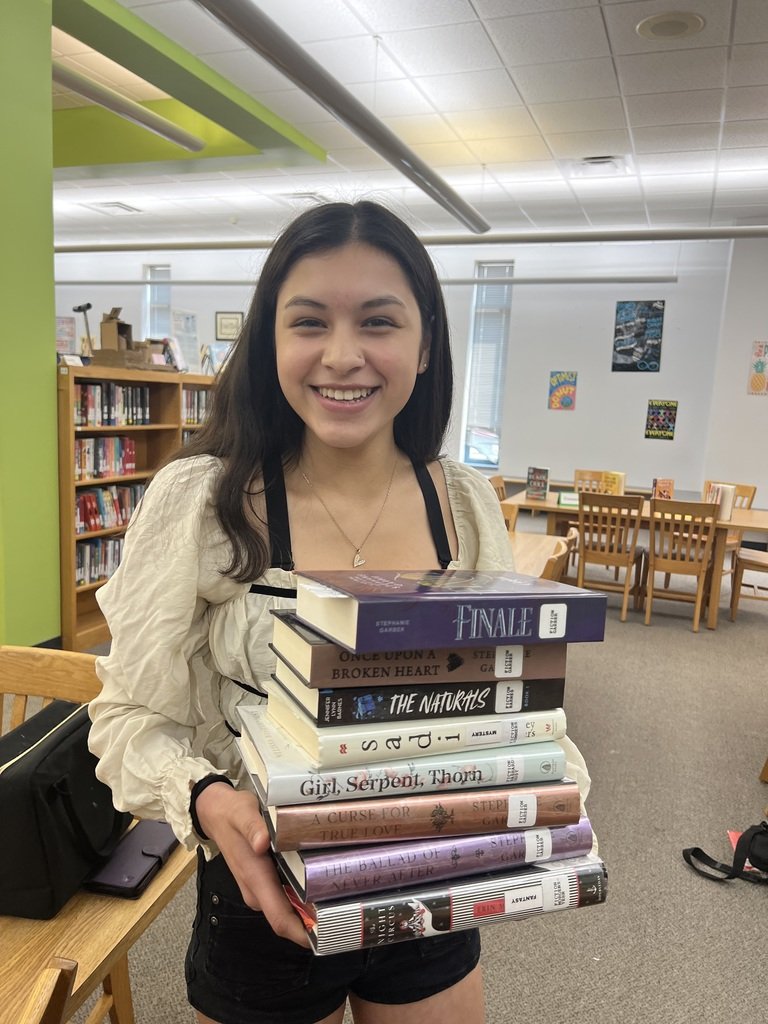 WestLibertyCSD's tweet image. We kicked off our Comet Readers Summer Book Club this morning at the High School.  We had 26 students check out books to read over the summer!  Happy reading!  #wlcomets #CometReaders