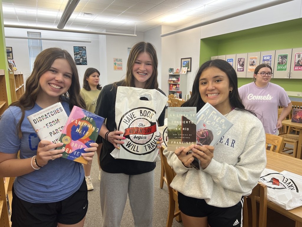WestLibertyCSD's tweet image. We kicked off our Comet Readers Summer Book Club this morning at the High School.  We had 26 students check out books to read over the summer!  Happy reading!  #wlcomets #CometReaders