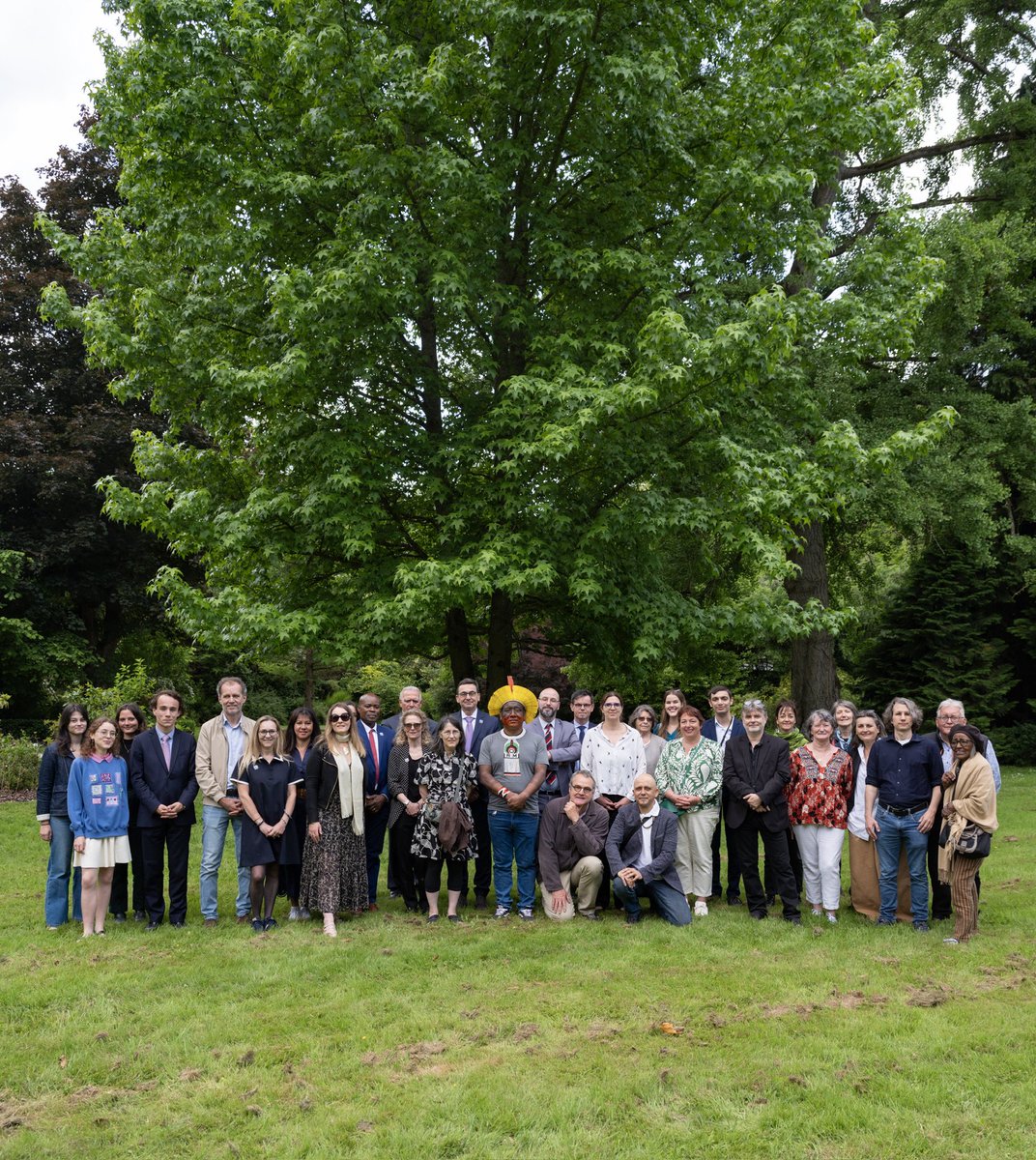 🌍🌳 25 years ago, Chief Raoni planted a sweetgum tree at Versailles, a symbol of hope for our planet.
On June 2, his grandson Tau Metuktire came to honor his grandfather's gesture
<a href="/uvsq/">UVSQ</a> <a href="/PlaneteAmazone/">Planète Amazone</a>