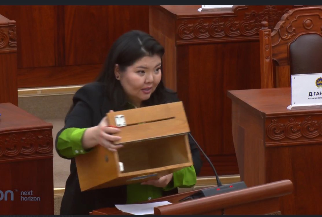 Энэ бузрын авгайчуудаар МУ-н төр хувь заяагаа шийдүүлтэлээ доош орох гэж. Халагламаар.