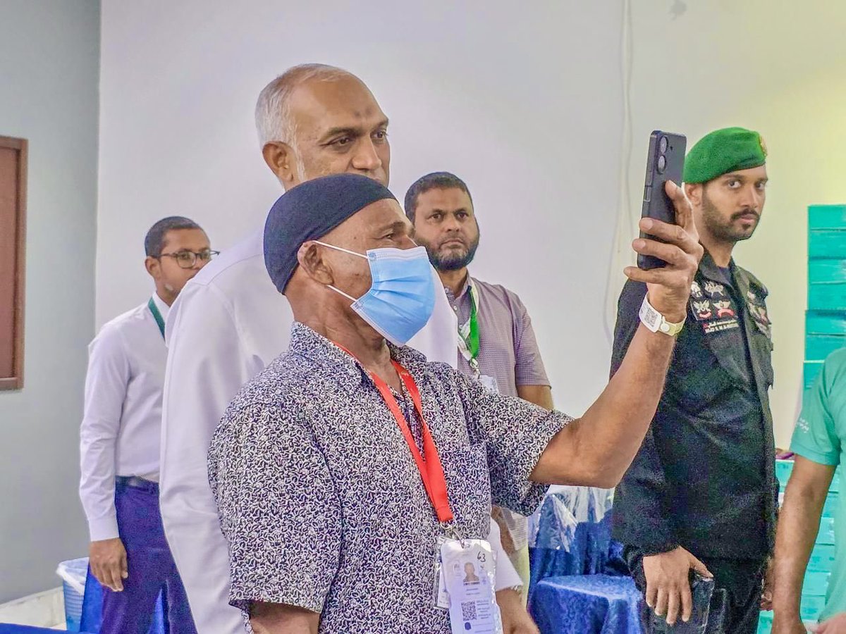 ޙައްޖައް މައްކާއަށް ގޮސްތިބި ދިވެހި ހާޖީންނާއި ރައީސުލްޖުމުހޫރިއްޔާގެ ދެކަނބަލުން ބައްދަލު ކުރައްވައިފި
<a href="/MMuizzu/">Dr Mohamed Muizzu</a> 
<a href="/MadamSajidha/">Madam Sajidha</a> 
<a href="/Hajjcorporation/">Maldives Hajj Corporation Limited</a>