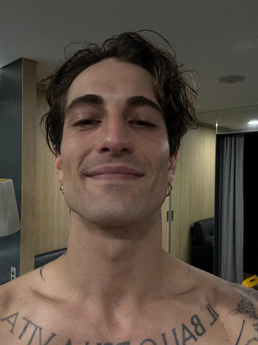 daviddamiano99's tweet photo. My first solo show ever, I was nervous, excited, scared, hyped and so many other things. I messed up a couple of lyrics as I always do, but one thing is for sure, this stuff still makes me feel alive. Thanks Funny Little Fears and thanks to everyone who’s supporting it, ILY♥️ Thank you Seoul 🇰🇷