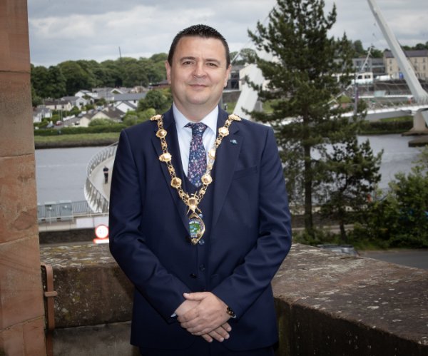 The new Mayor of Derry and Strabane is Sinn Fein's Ruairi McHugh. The Deputy Mayor is the DUP's Niree McMorris. <a href="/dcsdcouncil/">Derry Strabane Cncl</a> <a href="/BBCNewsNI/">BBC News NI</a>