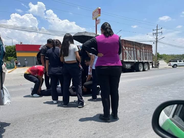 OroNoticiasPue's tweet photo. #Seguridad 🚑 Un estudiante fue atropellado a la altura de Villas Universidad en Tehuacán.

El automoviista responsable huyó. Paramédicos brindaron auxilio al joven.

Con información de @Mau_Jimenz https://t.co/x0fMweTA3W