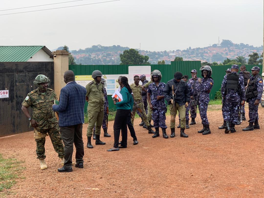 SuunaKing_James's tweet photo. Another assault on @PoliceUg by the army in just a month happened this evening at Wakiso Police Division, 20 soliders moving in 4 drones fired live bullets in the air before beating up a female police commander Esther Kiiza. #ArmyVsPolice https://t.co/EBC4FbPD0H