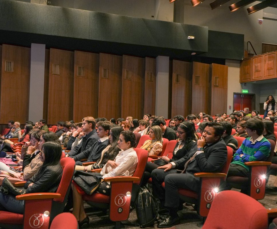 José Chalco-Salgado (@jchalco) on Twitter photo Hoy analizamos rigurosamente, con auditorio lleno en la Universidad del Azuay <a href="/uazuay/">UniversidaddelAzuay</a> y el Instituto Iberoamericano de Derecho Constirucional <a href="/iidcecuador/">IIDCEcuador</a>, la Constitución 2008 y su rendimiento 🇪🇨 Posibles caminos y reformas junto a grandes amigos colegas del país 👏🏻 Hoy analizamos rigurosamente, con auditorio lleno en la Universidad del Azuay <a href="/uazuay/">UniversidaddelAzuay</a> y el Instituto Iberoamericano de Derecho Constirucional <a href="/iidcecuador/">IIDCEcuador</a>, la Constitución 2008 y su rendimiento 🇪🇨 Posibles caminos y reformas junto a grandes amigos colegas del país 👏🏻