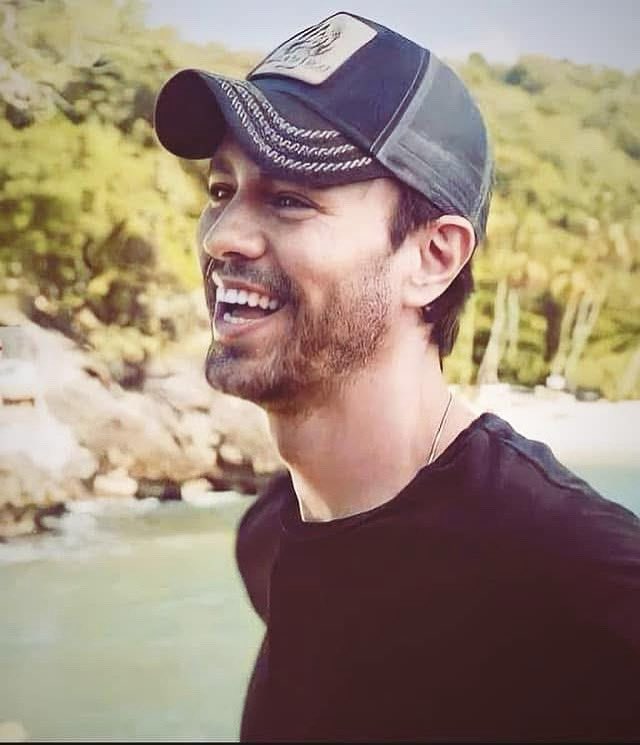 Esse sabe ser bonito ♥️
Aquele sorriso para iniciar a semana lindamente!
Muto Enrique Iglesias na sua plataforma digital favorita! Aperta o play e ouve muito nosso Reizinho Espanhol ▶️🎵
.
.
#enriqueiglesias #Enriqueiglesiasbrasil #FutbolYRumba #buenastardes #boatarde #ei