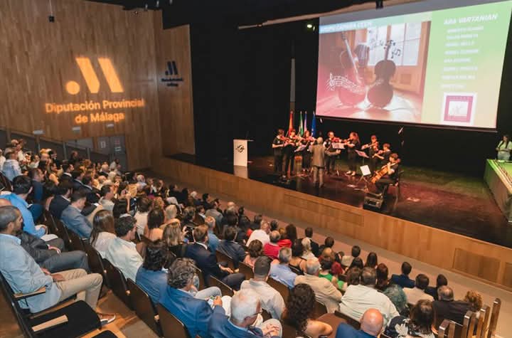 El Auditorio Edgar Neville acogió el sábado la V Gala del Rugby Andaluz con la presencia de instituciones y todos los clubes de Andalucía.

Evento en el que Toyota Cumaca Motor recibió un reconocimiento como patrocinador ejemplar tras los 12 años de apoyo al Club de Rugby Málaga.
