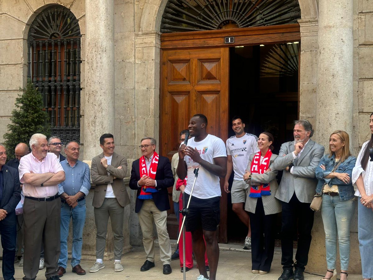 DPTeruel's tweet photo. DEPORTE ⚽

El CD Teruel ha celebrado su ascenso a 1ªRFEF primero en la plaza del Ayuntamiento, donde les ha dirigido unos palabras el presidente de la DPT Joaquín Juste junto a las demás autoridades como los diputados Rafael Samper, Juan Carlos Cruzado y Beatriz Redón. https://t.co/RhtA6dXNZF