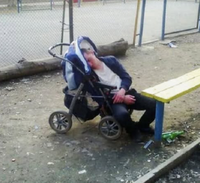 Venäjä on menettänyt paljon sotilaita Ukrainassa, joten venäläistiedemiehet kehittivät nopeakasvuisen mieslajin korvaamaan tappioita. Jo vauvaiässä osaa lukea tavuja, taaperona purkaa ja melkein kokoaakin aseen ja on kännissä jo aamusta.

Voitto on meidän! huudahti tiedemies.