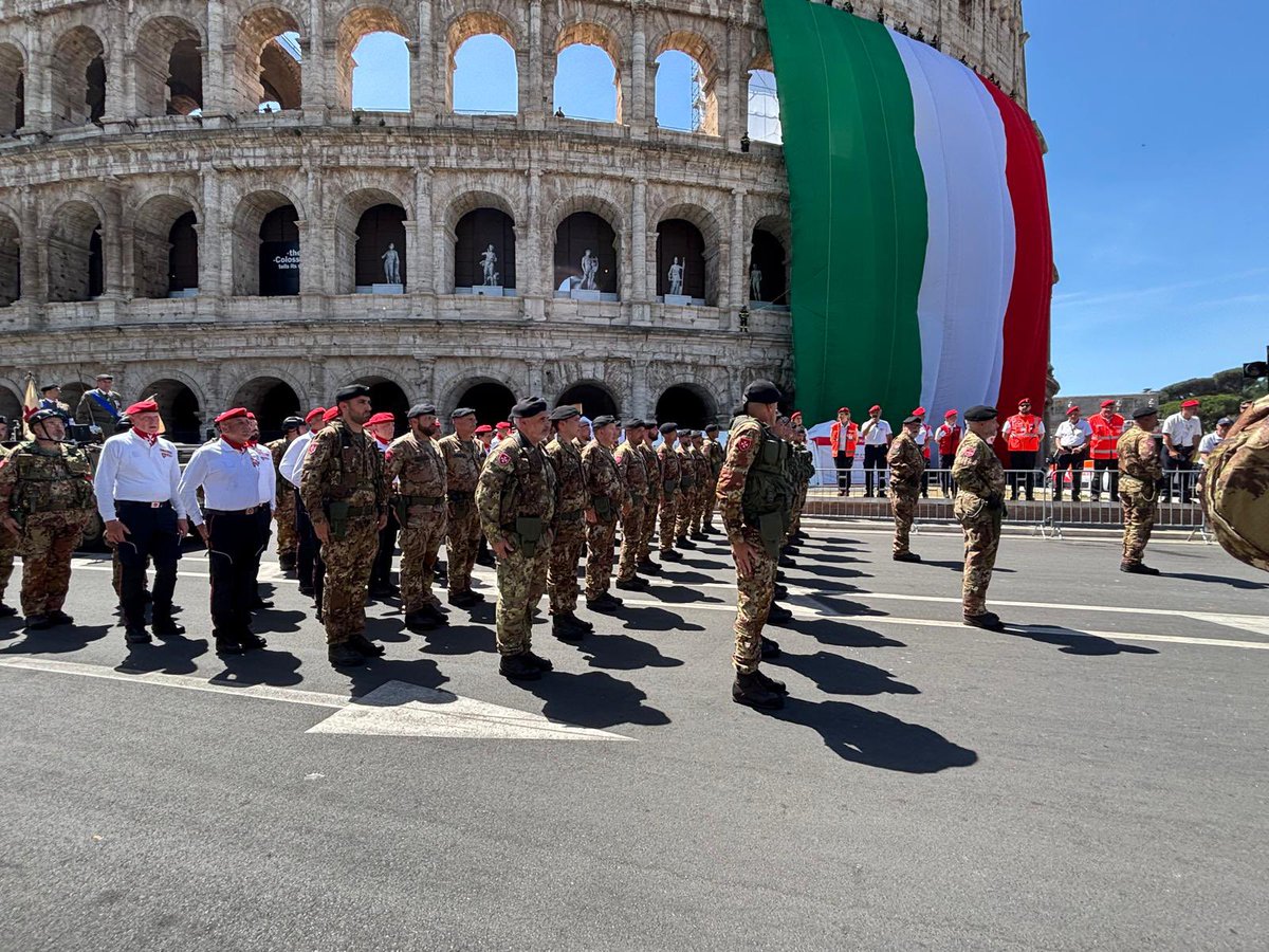 corpomilitare's tweet image. Una splendida giornata di sole ha accompagnato la Rivista del #2giugno in Via dei Fori Imperiali.
Il nostro Corpo Militare, con il #CISOM, ha sfilato con orgoglio per il 79º Anniversario della Repubblica Italiana.
Sempre al servizio. 🇮🇹
#FestadellaRepubblica