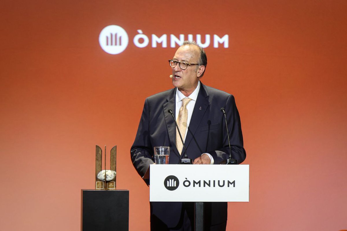 Òmnium Cultural (@omnium) on Twitter photo Pere Lluís Font ha dedicat una vida sencera a la traducció de grans filòsofs i al mestratge de generacions de pensadors i acadèmics.📚
Avui l’hem homenatjat amb un <a href="/palaumusicacat/">Palau de la Música Catalana</a> ple a vessar que ha aplaudit el seu compromís amb el país, la llengua i el pensament català.✨ Pere Lluís Font ha dedicat una vida sencera a la traducció de grans filòsofs i al mestratge de generacions de pensadors i acadèmics.📚
Avui l’hem homenatjat amb un <a href="/palaumusicacat/">Palau de la Música Catalana</a> ple a vessar que ha aplaudit el seu compromís amb el país, la llengua i el pensament català.✨