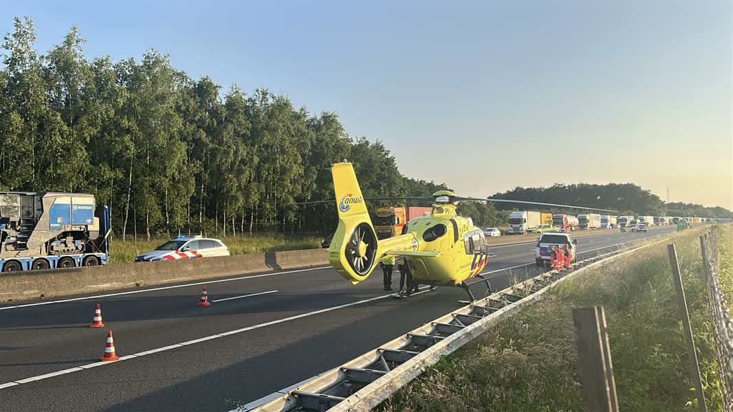 Traumahelikopter ingezet bij ernstig ongeval op A67 bij Maasbree/Sevenum omroeppenm.nl/traumahelikopt…