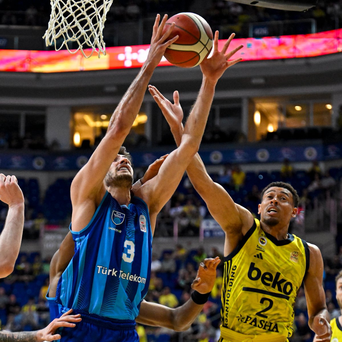 Fenerbahçe, Türk Telekom'u 101-94 mağlup ederek seride durumu 2-1'e getirdi ve yarı finale yükseldi.