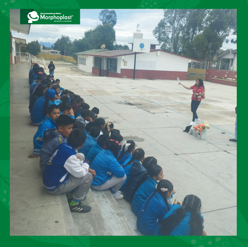 Morphoplast's tweet photo. 📷Acudimos con el Morphomóvil a la Primaria Niños Héroes de El Carmen Tequexquitla donde recolectamos botellas PET que juntaron los niños para que aprendieran del proceso de reciclaje.

📷 #Reduce #Reutiliza #Recicla #ReciclaPET📷 https://t.co/TdvBn3wQ13