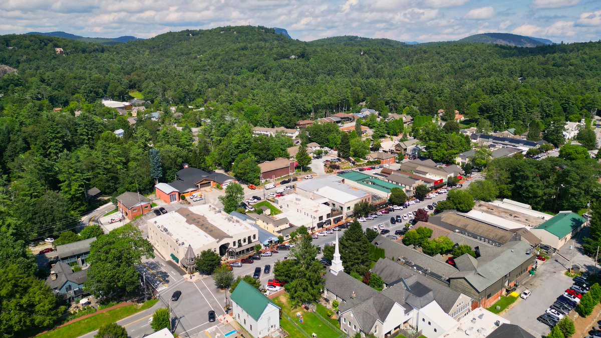 ForumAmericaTR's tweet photo. 🏞️ North Carolina, ABD'nin güneydoğusunda yer alan, tarihi ve doğal güzellikleriyle öne çıkan bir eyalettir. 

Doğusunda Atlas Okyanusu kıyıları, batısında ise etkileyici Blue Ridge ve Great Smoky Dağları bulunur. 
Sıcak insanlarıyla kültürel olarak da zengin bir yapıya sahiptir. https://t.co/jFEM5x3Uen