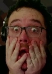 Toute la journée quand les gens demandaient : ouais nan ça va ça a pas fait super mal le tatouage tranquille, en plus ça gratte pas trop

Moino ce soir : oskour ça gratte achevez moi 👁️👄👁️