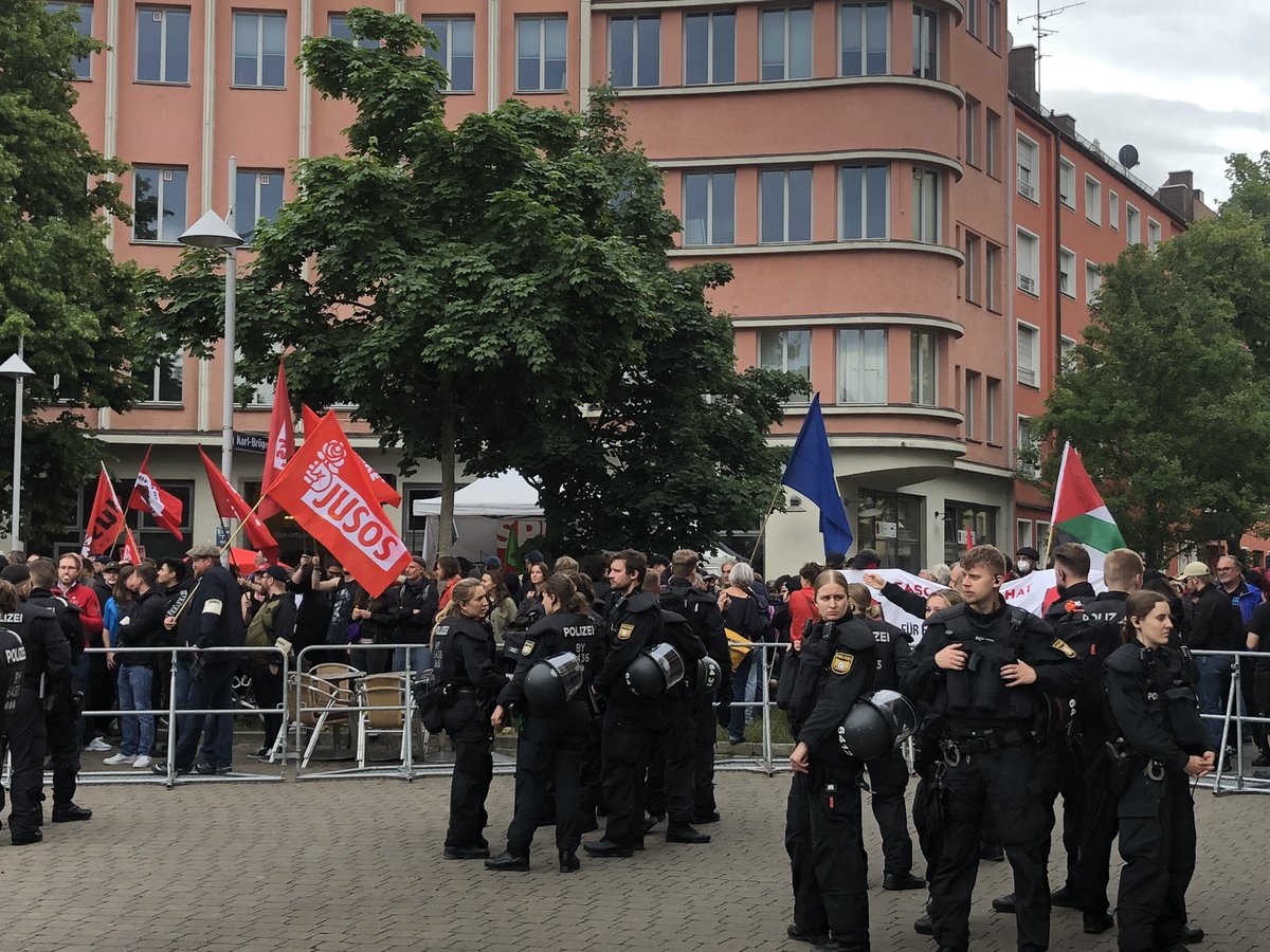 Wir gratulieren <a href="/nasser_spd/">Nasser Ahmed</a> zur Neugründung des SED-Kreisverbandes #Nuernberg aus <a href="/spdde/">SPD Parteivorstand 🇪🇺</a> <a href="/dieLinke/">Die Linke</a> <a href="/Die_Gruenen/">BÜNDNIS 90/DIE GRÜNEN</a> <a href="/jusos/">Jusos in der SPD</a> FDJ <a href="/dgb_news/">DGB - Deutscher Gewerkschaftsbund</a> <a href="/verdibayern/">ver.di Bayern</a> heute vor dem Karl-Bröger-Haus. Hamas Anhänger waren wohl auch dabei. IM Erika ist sehr stolz auf euch!