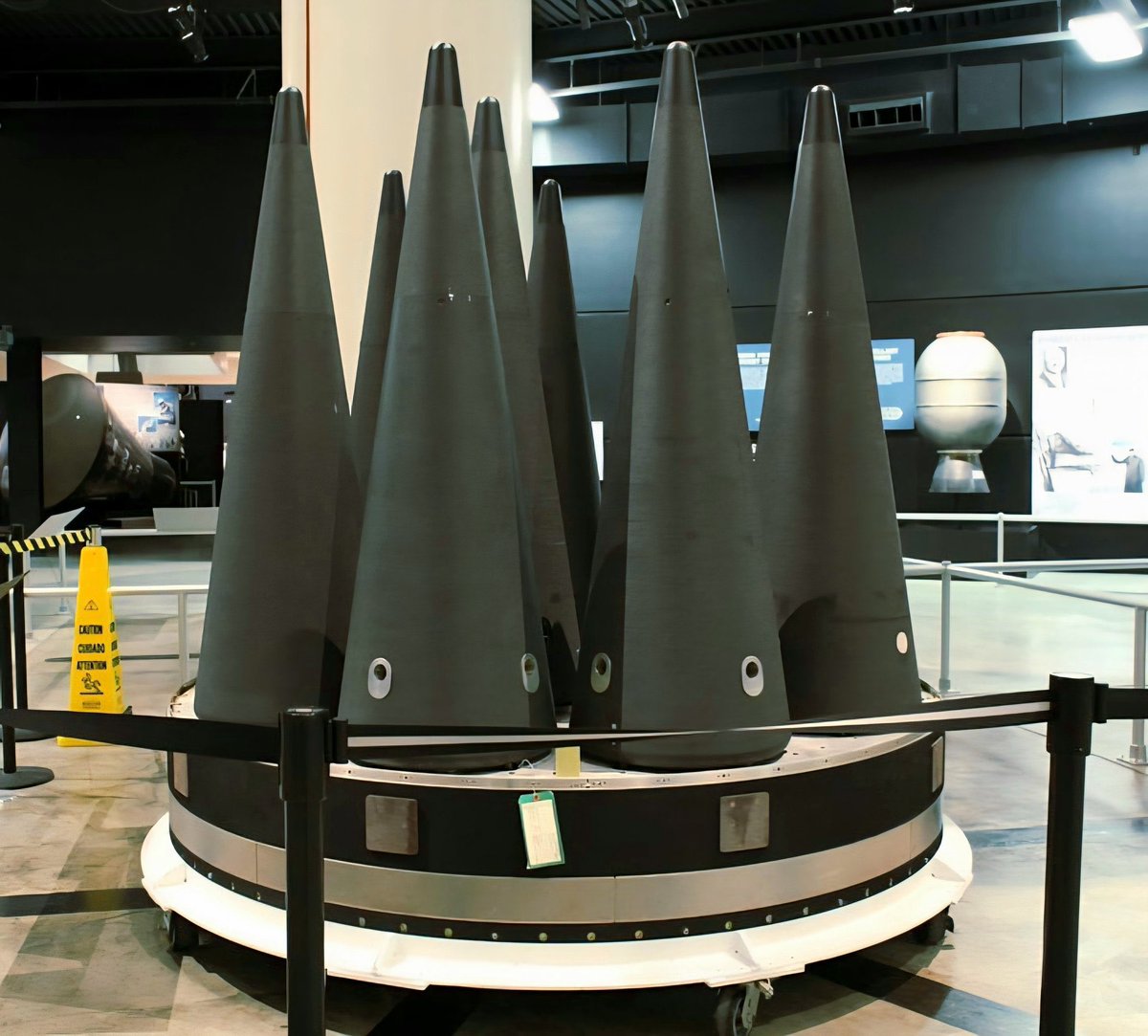 بفضل الله 
ونعمة التسليم لعلم هداه 

وصلت الصناعات العسكرية اليمنية وقسم الصواريخ منها بالتحديد 

إلى صناعة هذا الصاروخ بعيد المدى والأشد تفجيراً وتدميراً وفتكا 

هكذا
4 صواريخ   X  صاروخ واحد

يُدمر هدفاً إن وصل
وإن اُعتُرِضَ يدمر عدة أهداف

ف الحمد والشكر
للذي أوجد وأيد وسدد