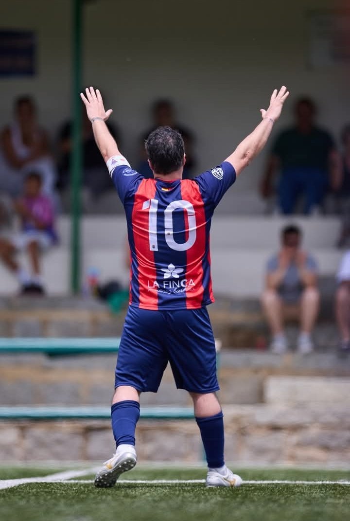 #GraciasCoco 1️⃣0️⃣

El jugador con más goles en la historia de un Club con 105 años de historia...

23 temporadas metiendo goles

Gracias por todo capi, ha sido un placer!!!

#aupasanlo

❤️💙⚽️

📸 (Photo by Maria Gracia Jimenez/Unión Deportiva San Lorenzo)
