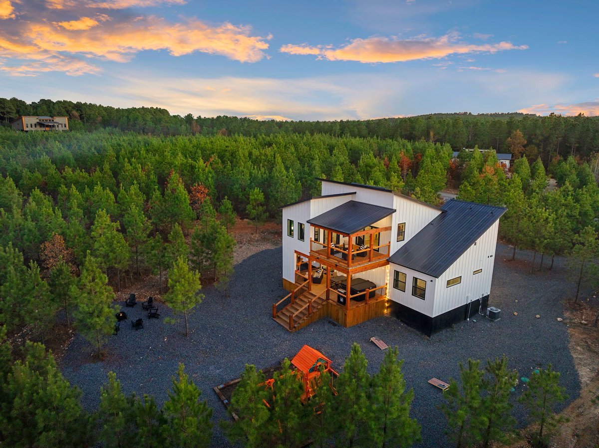 Thinking about stepping into vacation rentals? 🌟 

Our latest blog breaks down how a franchise partnership with Grand Welcome could be your pathway to success. Learn about tech advantages, streamlined operations, and more! 

Dive in now: grandwelcomefranchise.com/exploring-fran…