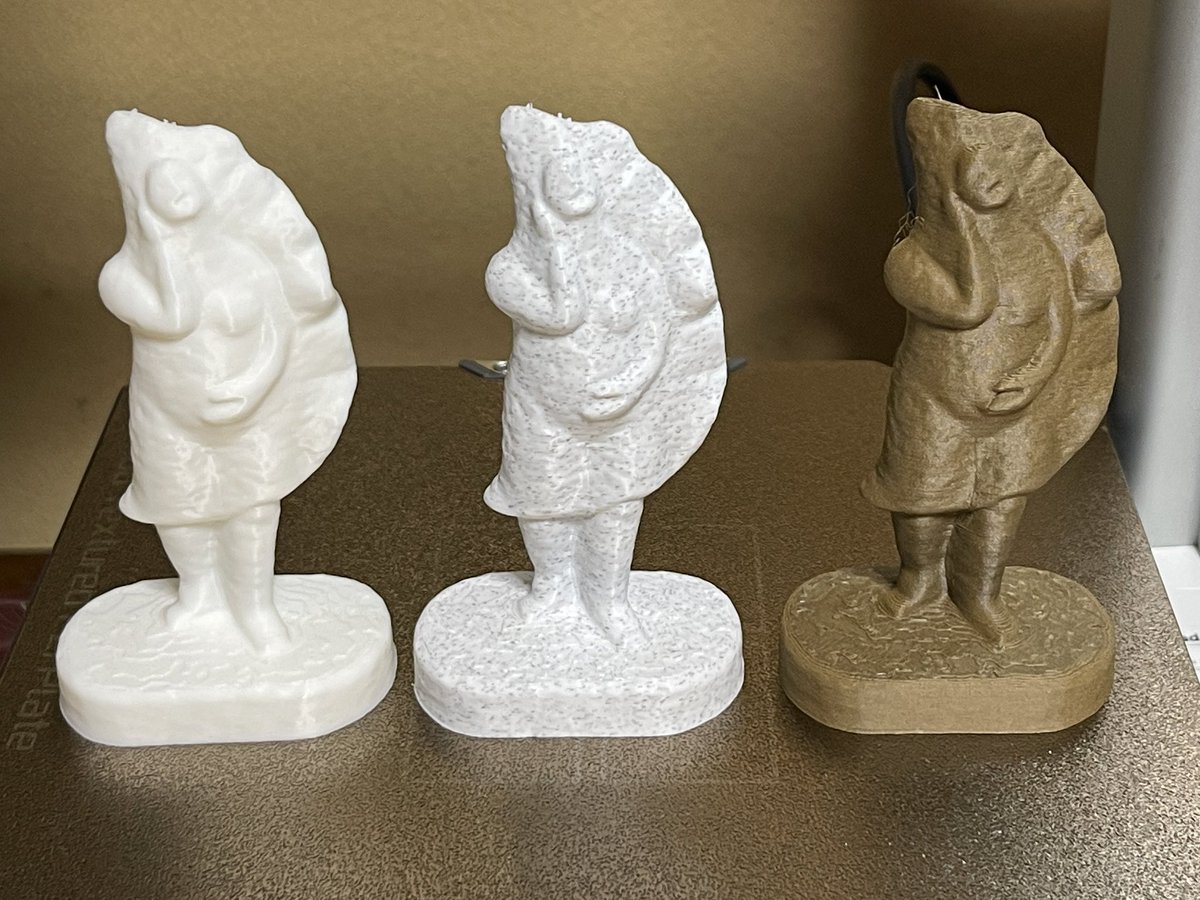 TdrDrone's tweet image. フィラメントの素材を変えるだけで、こんなにも印象が変わるのですね。

左から、「PLA Basic」「PLA Marble (石像っぽくなる？！)」「PLA Wood (木像っぽくなる？！)」

#餃子像
#PIX4Dcloud
#BambuLab
#A1mini