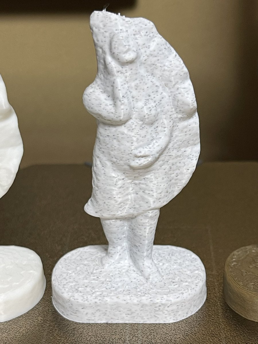 TdrDrone's tweet image. フィラメントの素材を変えるだけで、こんなにも印象が変わるのですね。

左から、「PLA Basic」「PLA Marble (石像っぽくなる？！)」「PLA Wood (木像っぽくなる？！)」

#餃子像
#PIX4Dcloud
#BambuLab
#A1mini