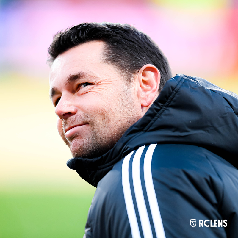 RCLens's tweet photo. Technicien avisé et méthodique, homme de terrain et passionné de jeu, Pierre Sage s'engage avec le Racing Club de Lens. Le tacticien a paraphé jusqu’en 2028. ✍️

Bienvenue dans l'Artois, coach ! 🔴🟡

#Sage2028