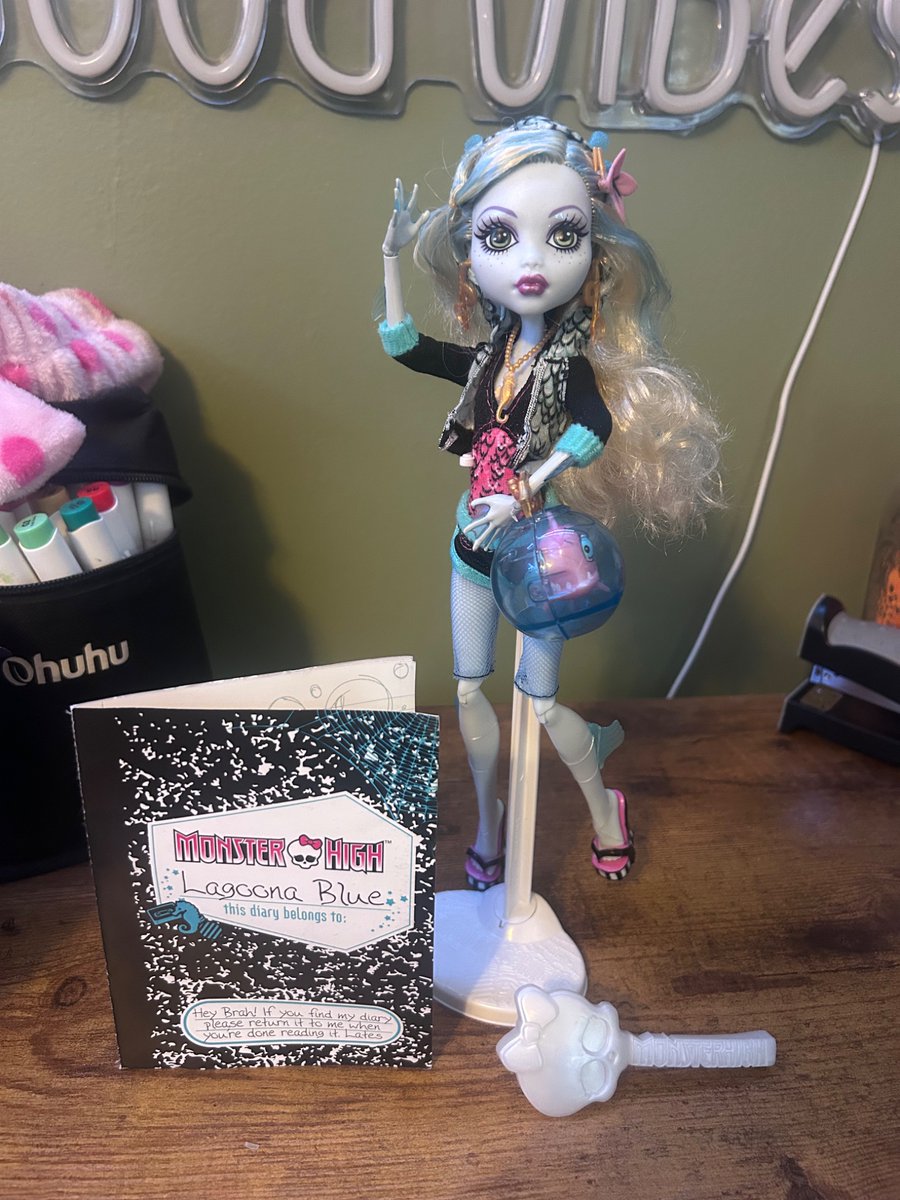 jooklarue's tweet photo. my creeproduction lagoona blue just came in the mail! i love her endlessly 🥹 (full post over on my instagram)

#monsterhigh #doll #dollcommunity #dollcollector #mhdoll #mh #lagoonablue https://t.co/xKhd79RhDH