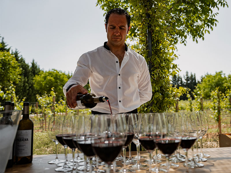 Más de 700 personas hemos vivido una jornada única en #ElDíaV de #RiberadelDuero de la mano de V bodegas emblemáticas que nos han abierto sus puertas para vivir la fiesta del enoturismo y poner en valor la marca #RiberadelDuero 🍷

gastroactivity.com/el-dia-v-en-ri…