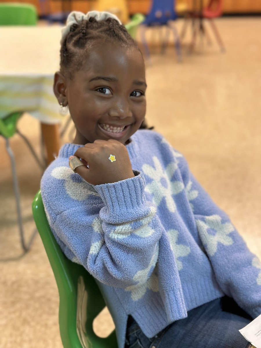 She wasn’t exaggerating when she told me she was a star reader! Of course I had to give a star sticker to match her star reading! #KindersCanRead <a href="/PotSpringEl/">Pot Spring</a> <a href="/JMartinPSES/">Jane Martin</a> <a href="/Tommy_Fare/">Tommy Fare</a>