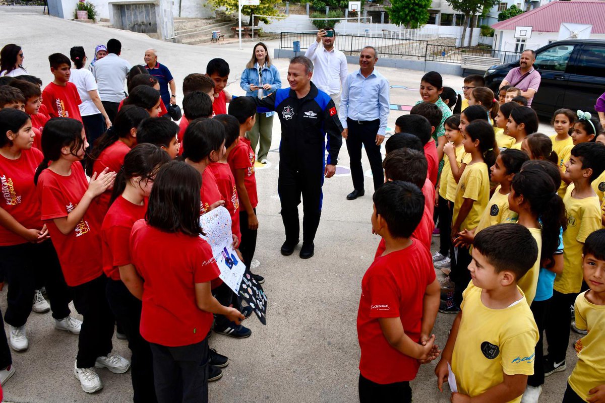 Milli Teknoloji Hamlesi'nin öncüsü, rahmetli Özdemir BAYRAKTAR’ın anısına “Bir Çocuk Gelsin Bir Uçağa Dokunsun” projesi ile binlerce evladımıza uçuş deneyimi yaşatan T3 Vakfı’mız, o uçağa dokunma şansını bulamayan çocuklarımızın da kalplerine dokunmaya devam ediyor.

<a href="/T3Vakfi/">TR Teknoloji Takımı</a>