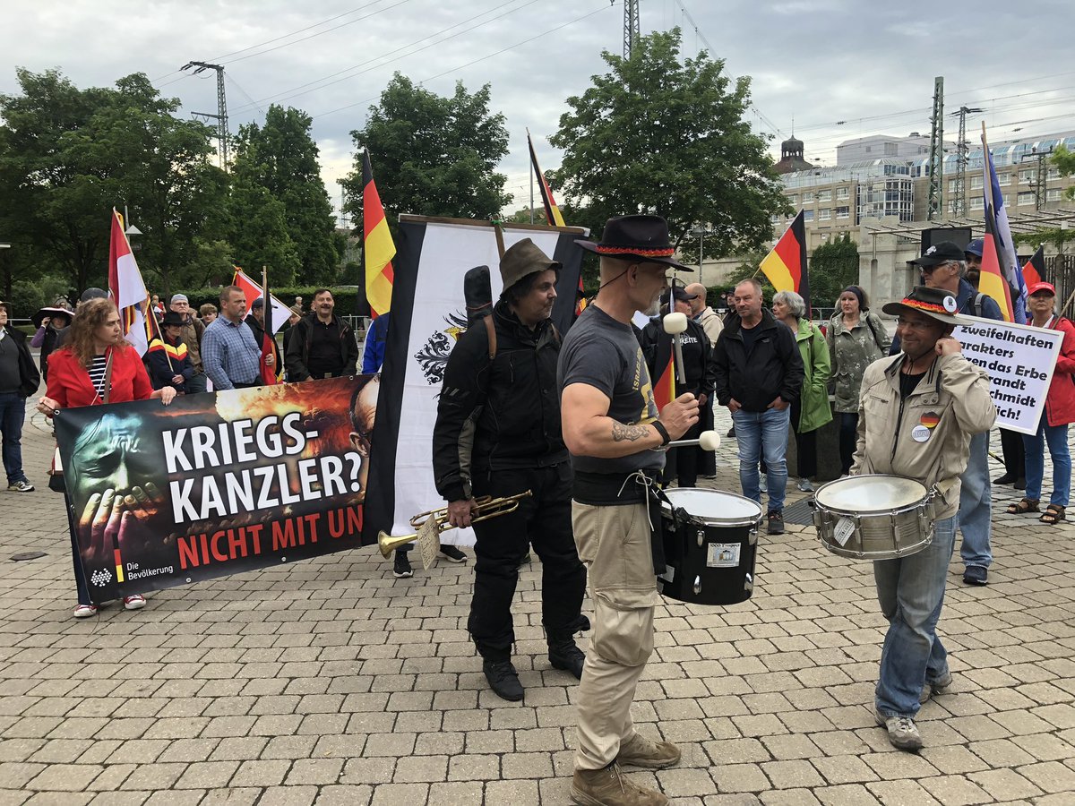Montags-#Demo #Nuernberg 02.06.2026 vom Karl-Bröger-Haus der <a href="/spdde/">SPD Parteivorstand 🇪🇺</a> durch die Südstadt für
#Frieden #Freiheit echte #Demokratie in #Einigkeit und #Recht und #Freiheit

Danke an die <a href="/PolizeiMFR/">Polizei Mittelfranken</a> für den Schutz der Veranstaltung!