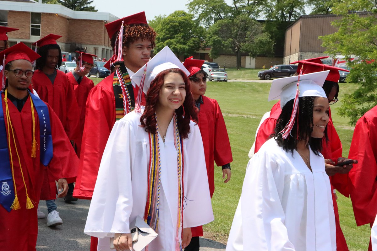 HFHS59's tweet image. 📸More snapshots from your newest Viking Alumni, as they took one last walk on the path!🎉Class of '25, we miss you already. ❤🎓 #WeAreHF #GoVikings