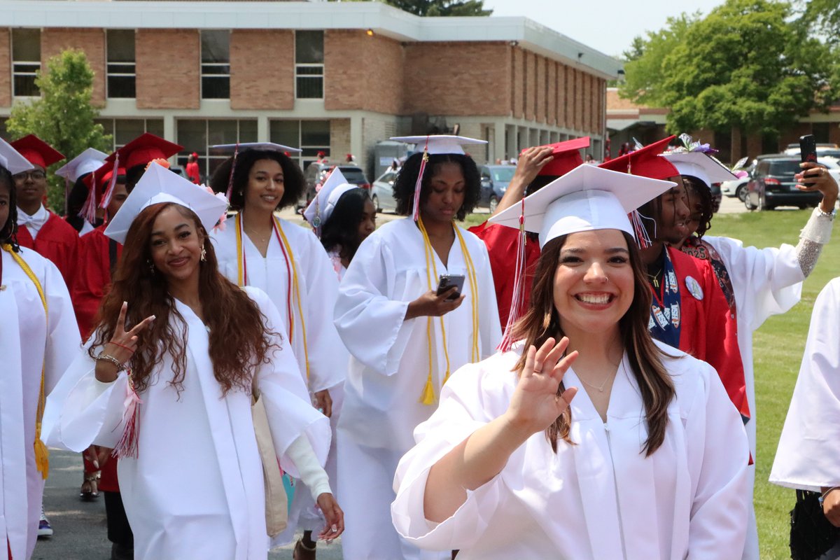 HFHS59's tweet image. 📸More snapshots from your newest Viking Alumni, as they took one last walk on the path!🎉Class of '25, we miss you already. ❤🎓 #WeAreHF #GoVikings