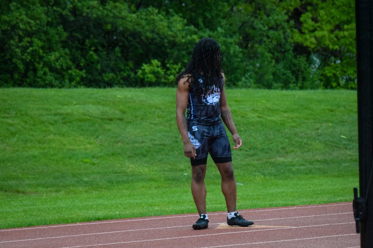 ty_ricks2's tweet photo. Thank you Loyola Track 🫶🏾💙 https://t.co/HUQpg0P09y