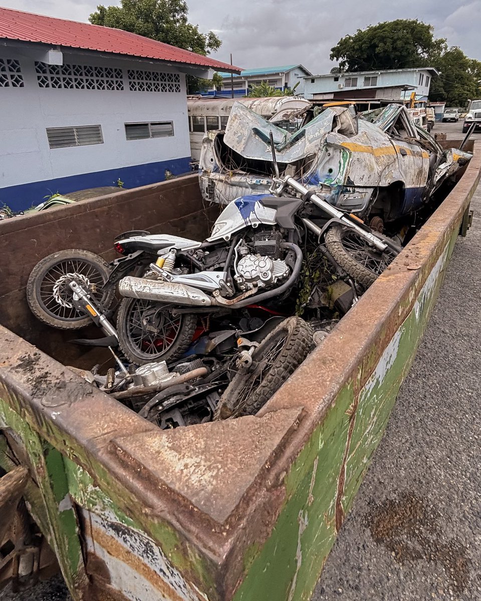 Este sábado en la Alcaldía de San Miguelito, le dijimos ¡adiós a 11 vehículos chatarra!🚗 Seguimos arreglando la casa 🧹