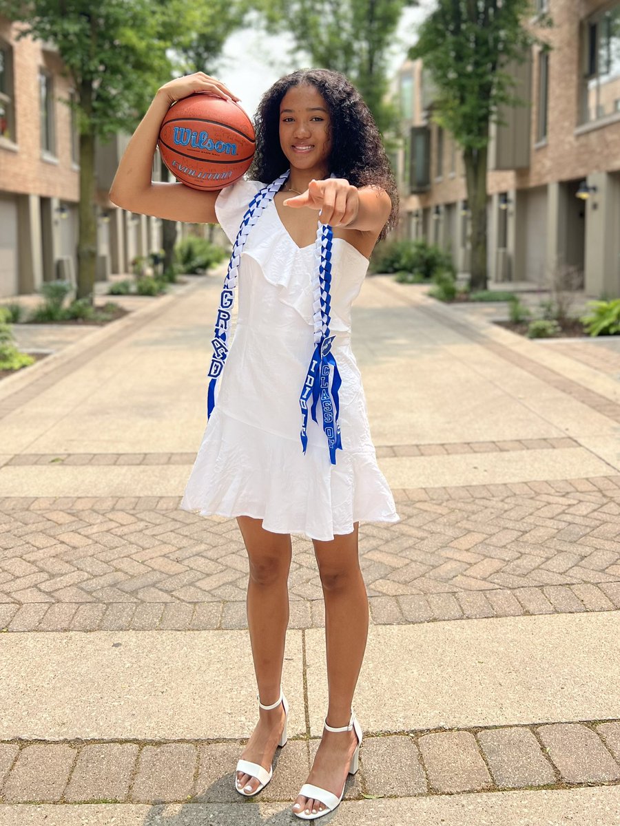 Beyond Blessed 💙👩🏻‍🎓🤍!!!!
#Grad2025🎓