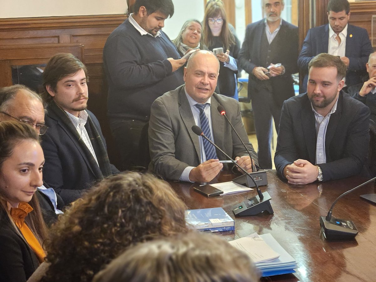 Alvaro Viviano (@tatoviviano) on Twitter photo Hoy tuve el inmenso honor de ingresar como titular al Directorio del Partido Nacional, en remplazo de <a href="/jorgegandini/">Jorge Gandini</a> en la emotiva sesión donde se recibieron a las 14 Intendentes Departamentales electos el 11 de mayo. Hoy tuve el inmenso honor de ingresar como titular al Directorio del Partido Nacional, en remplazo de <a href="/jorgegandini/">Jorge Gandini</a> en la emotiva sesión donde se recibieron a las 14 Intendentes Departamentales electos el 11 de mayo.