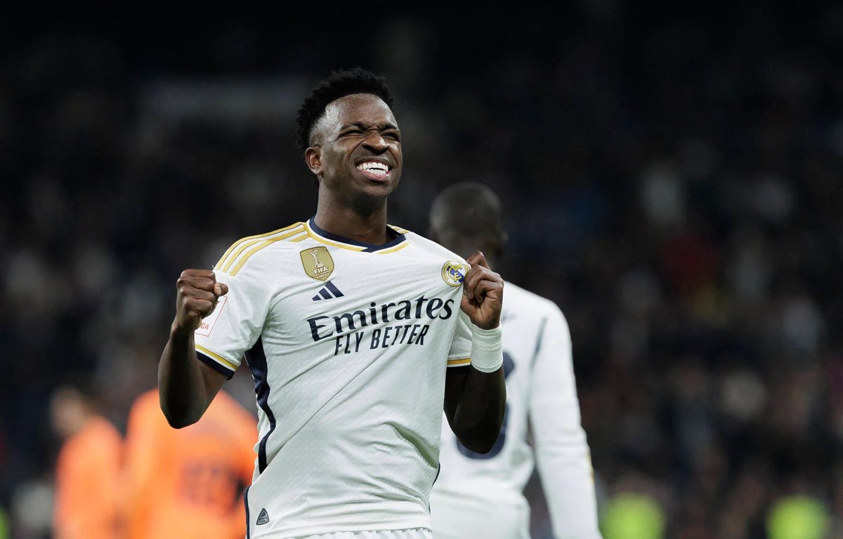 🎤 Xabi Alonso sobre vinicius: 

“no le veo claramente cuando entrenamos de noche” 

“le dejo que entrene con pendientes y anillos para que el reflejo me deje saber donde está” 

“le pongo siempre en el equipo que llevan peto”