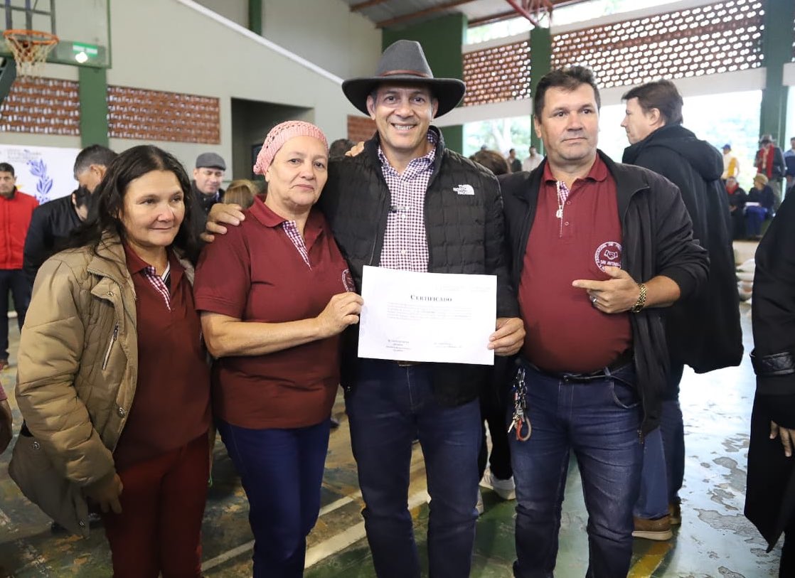 CarlosGimnezGo1's tweet image. Desde el Gobierno del Presidente @SantiPenap acompañamos a la Agricultura Familiar para fortalecer la seguridad alimentaria y fomentar el desarrollo rural sostenible.
#EstamosConElCampo 🇵🇾