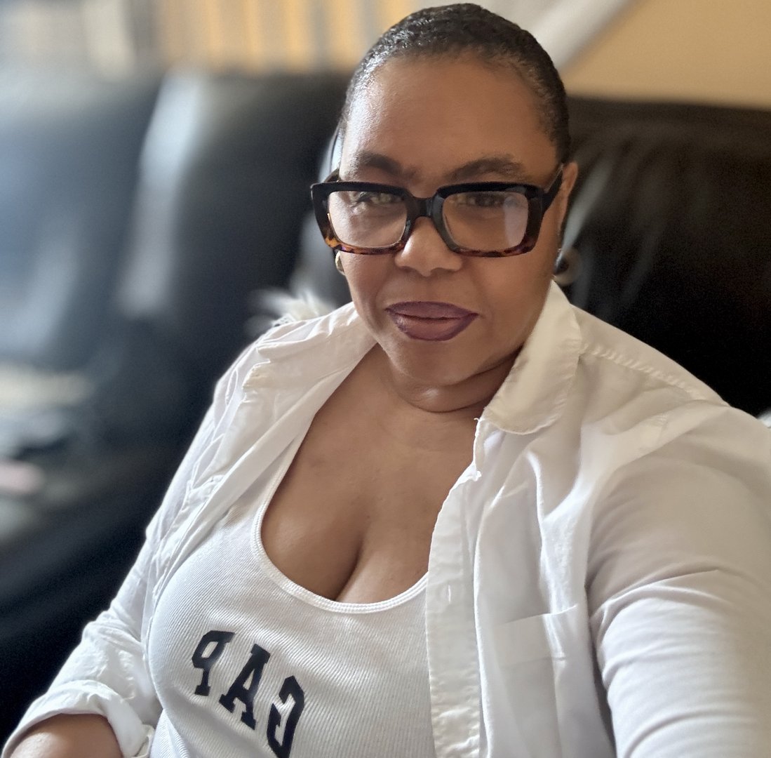 🎙 Happy Monday! How’s your day going family? I always think I’m smiling when I take a selfie. Epic Fail LOL!!!