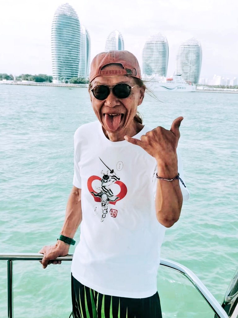 早上好！おはようさん
いつも心は はれるーや☀
#70603おは戦🔥Hh
歳なんか関ない！
【ポストネタが無くなってきた】と思う今日このごろ！ちゃいまんねん。これもネタでんね🤗
人生楽しんでなんぼ！！

感謝を忘れず🙏
笑顔を絶やさず😁　
今この瞬間を生きる👍

人生を
楽しもうな！！