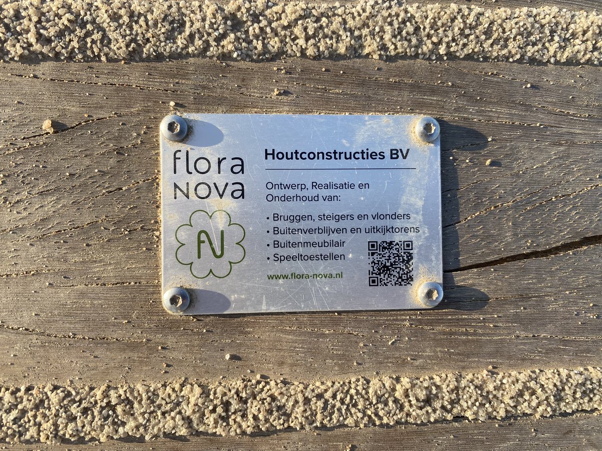 CDAWestBetuwe's tweet photo. Onze volgers in #Hellouw vragen zich af wat het doel is is van de prachtige houten vlonder in de uiterwaard richting de waal. Een ideale manier voor minder valide burgers uit onze gemeente om bij de Waal te komen! Echter, deze schitterende vlonder eindigt in een hek? @WestBetuwe https://t.co/EnEr11VCYC