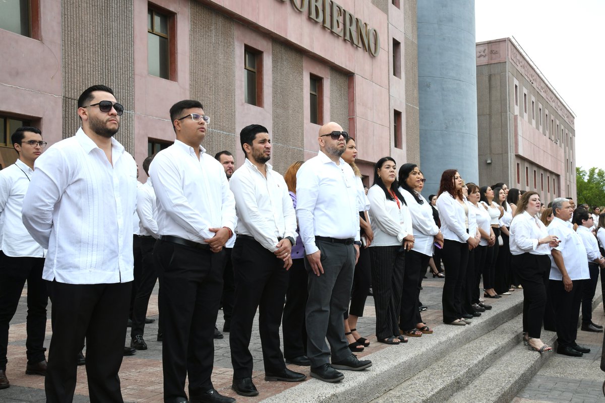 Hoy asistimos a los Honores a la Bandera, invitados por nuestros compañeros de la <a href="/STSonora/">Secretaría del Trabajo</a>. Participamos con orgullo en los actos cívicos que nos recuerdan la importancia de nuestros valores y tradiciones. 🇲🇽

#CCLSON
#SeguimosTransformando
#TierraDeOportunidades