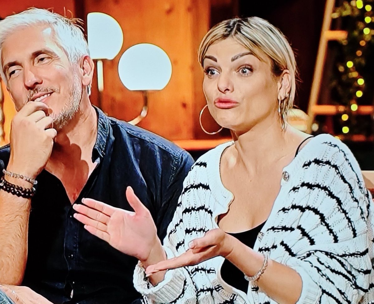 Flasht1252's tweet photo. En fait je vous explique, il est lourd, il est lourd, il est lourd !
Puis il voulait juste faire son malin et passer à la télé,
Voilà c'est fait alors maintenant je divorce !! 🤷🏻‍♂️ #MAPR #MariesAuPremierRegard #MariesAu1erRegard https://t.co/vhz1sAFBoP