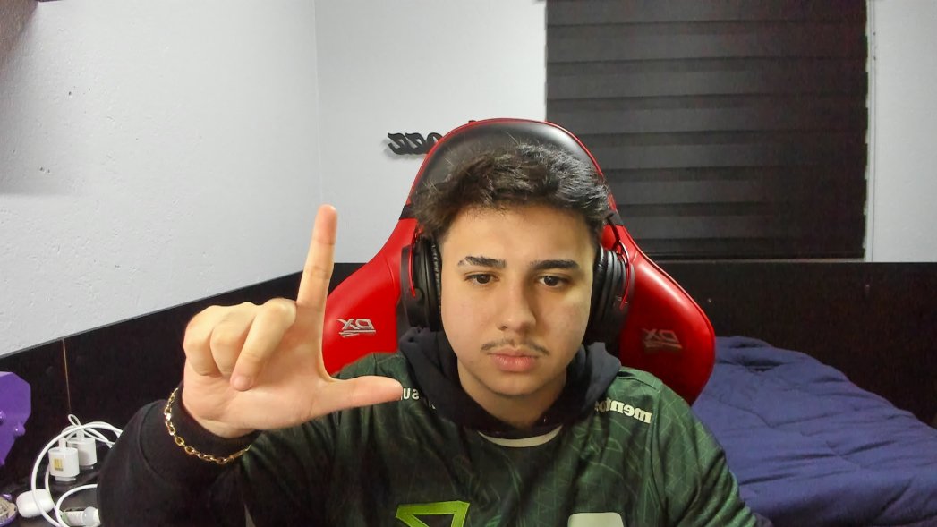 LIVE ON

twitch.tv/kroozzns