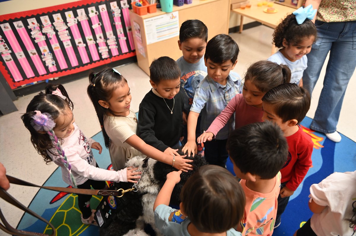 👮‍♂️🍩 In honor of Father's Day, here’s a touching memory from Donuts with Dad at North East Edinburg Head Start! Officers stood with kids whose dads couldn’t attend, and they loved it! Plus, therapy dog Domino made a special appearance! 🐾 #OurEdinburg