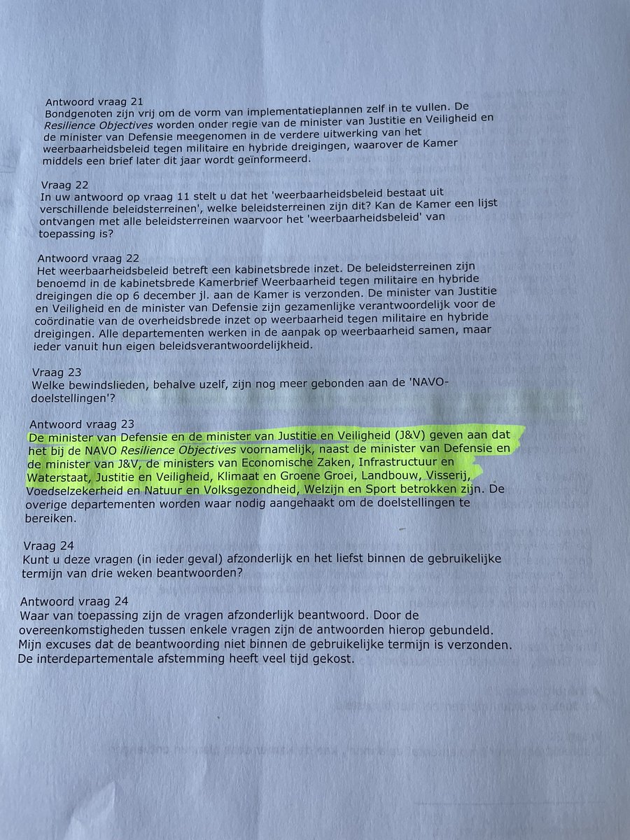 Na meer dan vier maanden (!) vandaag eindelijk antwoorden ontvangen op onze Kamervragen. Ontluisterend. 

De volstrekt geheime NAVO “Resilience Objectives” zijn “politiek bindend” (vraag 11) op allerlei terreinen (vraag 23) zonder dat de Kamer hiermee heeft ingestemd (vraag 17)👇