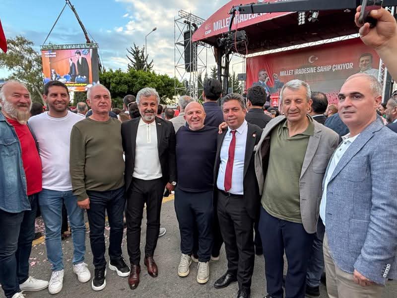 Dün Cumhuriyet Halk Partisi Genel Başkanımız Sayın Özgür Özel’in katılımıyla, milletimizin demokrasiye olan inancını ve iradesine sahip çıkma kararlılığını bir kez daha haykırmak için “Millet İradesine Sahip Çıkıyoruz” mitingimize katıldık. 
#YaHepBeraberYaHiçBirimiz